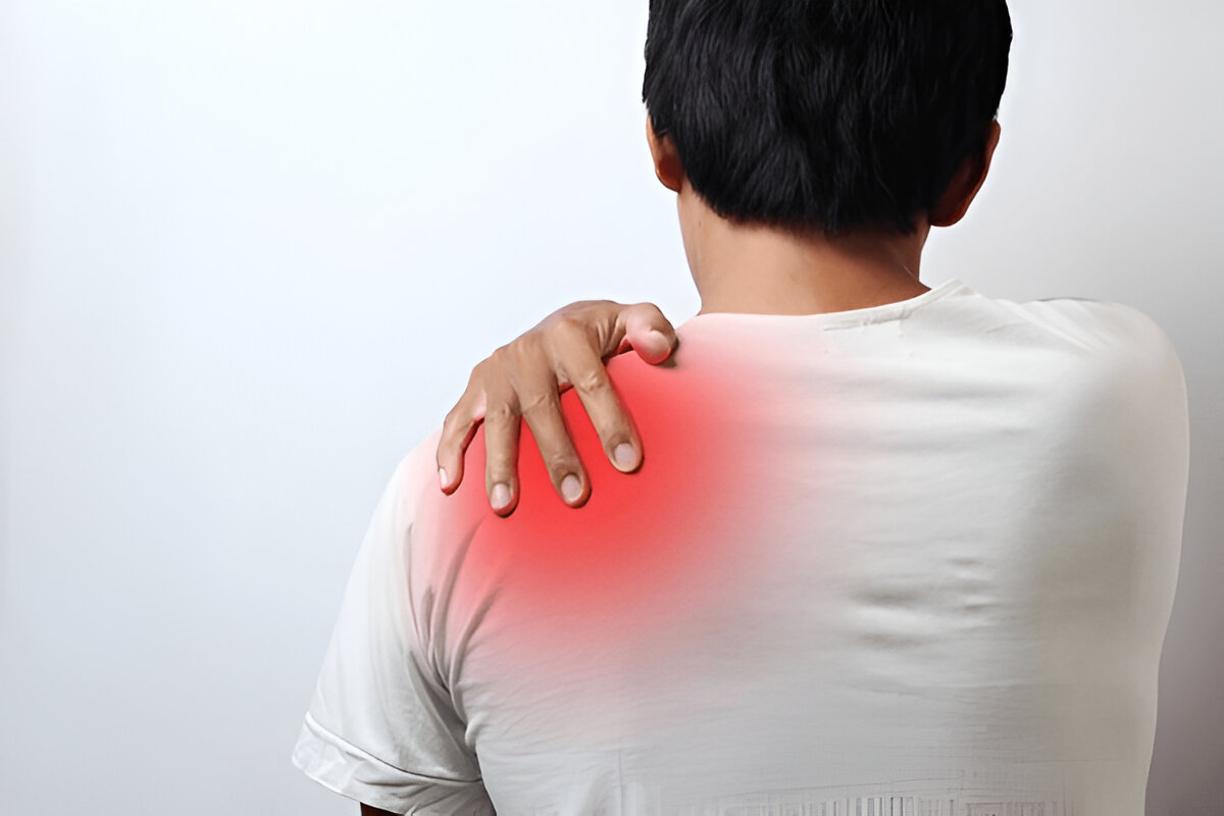 sharp stabbing pain under right shoulder blade